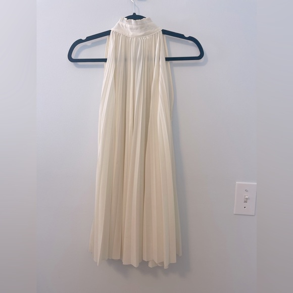 Aritzia Babaton Guell Flowy Sleeveless Blouse in White/Cream - XXS - Picture 10 of 15